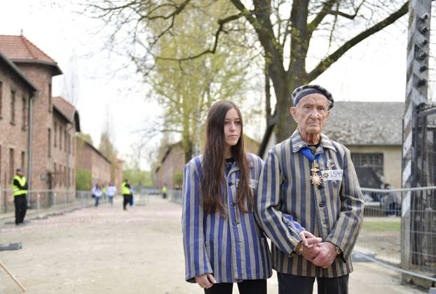 Bilder des Jahres 2022, News 04 April News Themen der Woche KW17 News Bilder des Tages March of the Living in Auschwitz Photo: Lukasz Kalinowski East News Holocaust survior Edward Mosberg and his granddaughter Jordana Karger attend the March of the Living to mark Israel s national Holocaust Remembrance Day (Yom HaShoah) at the site of the Nazi concentration camp Auschwitz-Birkenau on April 28, 2022 in Oswiecim, Poland. EN_01522299_0002 