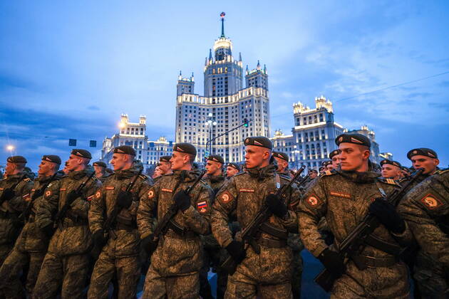 Bilder des Jahres 2022, News 04 April News Themen der Woche KW17 News Bilder des Tages MOSCOW, RUSSIA - APRIL 28, 2022: Servicemen march in formation during a rehearsal of a Victory Day parade marking the 77th anniversary of the victory over Nazi Germany in World War II. Sergei Bobylev TASS  TS12EEF9