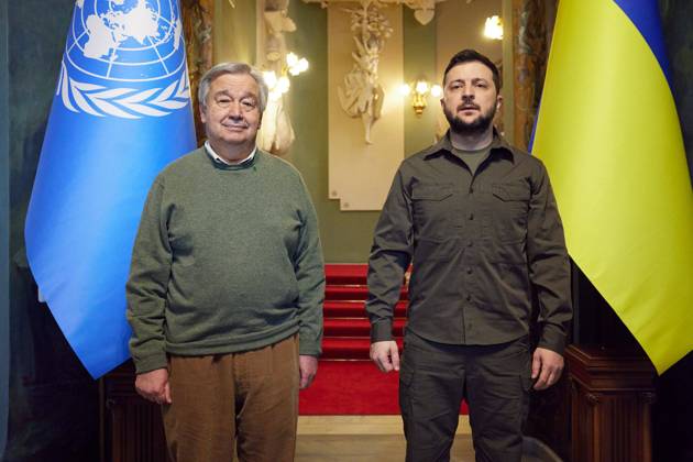 Ukraine-Krieg, Jahrestag der Invasion, Persönlichkeiten besuchen die Ukraine, Archivbilder News Bilder des Tages April 28, 2022, Kyiv, Ukraine: UN Secretary General ANTONIO GUTERRES, left, and Ukrainian President VOLODYMYR ZELENSKYY, right, during a joint press conference. Guterres is in Ukraine in an attempt to form a Contact Group to achieve a ceasefire and open safe humanitarian corridors. Kyiv Ukraine - ZUMAz03_ 20220428_int_z03_016 Copyright: xUkrainexPresidencyx