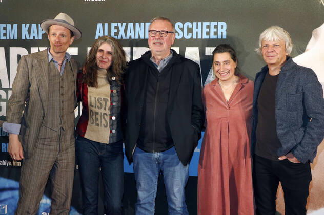 Alexander Scheer, Laila Stieler, Christian Granderath, Cooky Ziesche und Andreas Dresen bei der Premiere des Kinofilms Rabiye Kurnaz gegen George W. Bush im Kino International. Berlin, 28.04.2022