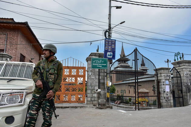 April 29, 2022, Srinagar, India: A paramilitary trooper stands guard outside the closed historic Grand Mosque (Jamia Masjid) during the last Friday of Ramadan in Srinagar. Authorities in Kashmir valley prohibited night-long prayers and last Friday of Ramadan congregational prayers at the Grand Mosque (Jamia Masjid) in Srinagar. The decision to not hold the congregational prayers was conveyed to the managing body of the grand mosque on Wednesday night. Srinagar India - ZUMAs197 20220429_zaa_s197_082 Copyright: xSaqibxMajeedx