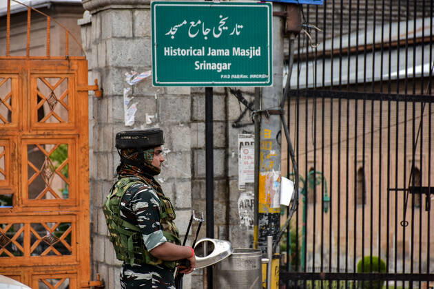 April 29, 2022, Srinagar, India: A paramilitary trooper stands guard outside the closed historic Grand Mosque (Jamia Masjid) during the last Friday of Ramadan in Srinagar. Authorities in Kashmir valley prohibited night-long prayers and last Friday of Ramadan congregational prayers at the Grand Mosque (Jamia Masjid) in Srinagar. The decision to not hold the congregational prayers was conveyed to the managing body of the grand mosque on Wednesday night. Srinagar India - ZUMAs197 20220429_zaa_s197_083 Copyright: xSaqibxMajeedx