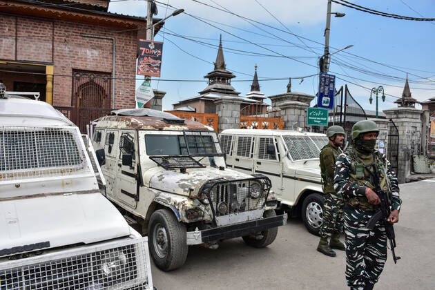 April 29, 2022, Srinagar, India: Paramilitary troopers stand guard outside the closed historic Grand Mosque (Jamia Masjid) during the last Friday of Ramadan in Srinagar. Authorities in Kashmir valley prohibited night-long prayers and last Friday of Ramadan congregational prayers at the Grand Mosque (Jamia Masjid) in Srinagar. The decision to not hold the congregational prayers was conveyed to the managing body of the grand mosque on Wednesday night. Srinagar India - ZUMAs197 20220429_zaa_s197_084 Copyright: xSaqibxMajeedx