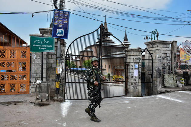 April 29, 2022, Srinagar, India: A paramilitary trooper stands guard outside the closed historic Grand Mosque (Jamia Masjid) during the last Friday of Ramadan in Srinagar. Authorities in Kashmir valley prohibited night-long prayers and last Friday of Ramadan congregational prayers at the Grand Mosque (Jamia Masjid) in Srinagar. The decision to not hold the congregational prayers was conveyed to the managing body of the grand mosque on Wednesday night. Srinagar India - ZUMAs197 20220429_zaa_s197_087 Copyright: xSaqibxMajeedx