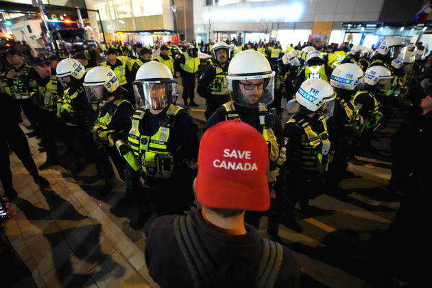 Bilder des Jahres 2022, News 04 April News Themen der Woche KW17 April 29, 2022, Ottawa, ON, CANADA: Protesters confront police during a demonstration, part of a convoy-style protest participants are calling Rolling Thunder , in Ottawa, Friday, April 29, 2022. Ottawa CANADA - ZUMAc35_ 20220429_zaf_c35_170 Copyright: xSeanxKilpatrickx