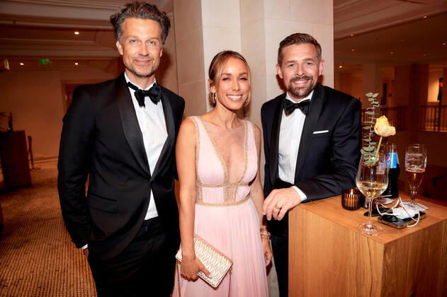 Bilder des Jahres 2022, Entertainment 04 April Entertainment Themen der Woche KW17 Bundespresseball im Hotel Adlon in Berlin Annemarie Carpendale mit Ehemann Wayne Carpendale und Klaas Heufer-Umlauf beim Bundespresseball im Hotel Adlon Kempinski in Berlin. Copyright: xEventpressxGolejewskix