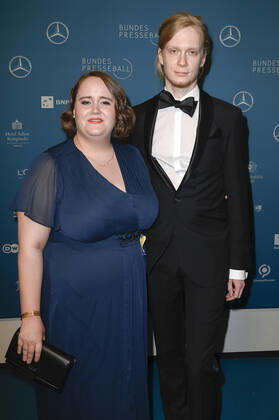 Ricarda Lang mit Partner Florian Wilsch beim 69. Bundespresseball 2022 im Hotel Adlon Kempinski. Berlin, 29.04.2022