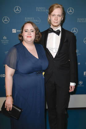Ricarda Lang mit Partner Florian Wilsch beim 69. Bundespresseball 2022 im Hotel Adlon Kempinski. Berlin, 29.04.2022