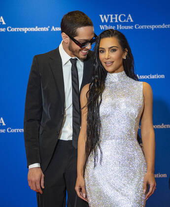Bilder des Jahres 2022, Entertainment 04 April Entertainment Themen der Woche KW17 Pete Davidson, left, and Kim Kardashian arrive for the 2022 White House Correspondents Association Annual Dinner at the Washington Hilton Hotel on Saturday, April 30, 2022. This is the first time since 2019 that the WHCA has held its annual dinner due to the COVID-19 pandemic. Copyright: xRodxLamkeyx xCNPx MediaPunchx
