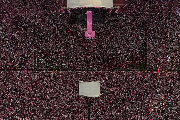 Bilder des Jahres 2022, News 05 Mai News Themen der Woche KW17 News Bilder des Tages May 1, 2022, Manila, Philippines: A drone image shows a huge crowd during a campaign rally of Vice President and presidential candidate Leni Robredo in DasmarioÂ±as, Cavite province south of Manila, Philippines. May 1, 2022. Around 100,000 people gathered to support Robredo in just over a week before the May 9 2022 national elections. Manila Philippines - ZUMAs213 20220501_zap_s213_057 Copyright: xBasilioxSepex