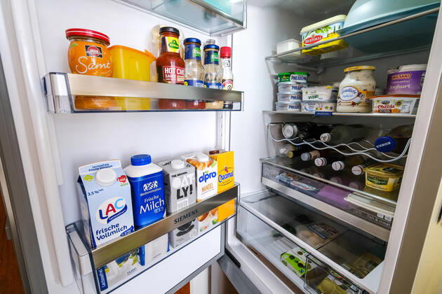 Düsseldorf 02.05.2022 prall gefüllter Kühlschrank offen offener ( Eisschrank ) Lebensmittel Milch Getränke Käse Marmelade Minus L Milch LAC Mandelmilch Hafermilch Alpro laktosefreie Laktoseintoleranz Essen Margarine Chocomel Joghurt Philadelphia Frischkäse Salat Lebenshaltungskosten Energie Strom Stromkosten Energie-Effizienz Energieeffizienz Energieeinsparverordnung Energieverbrauch Nebenkosten Mietnebenkosten Flügeltür Flügeltüre frisch haltbar Lagerung Haltbarkeitsdatum Temperatur weisse Ware Vorrat Hamsterkauf Hamsterkäufe Supermarkt Discounter Stromverbrauch Klimakiller Klima Umweltschutz Warenkorb Preissteigerung Inflation Preiserhöhung Preisindizes Hartz IV Satz Preisstatistik Lebenshaltungskosten Arbeitslosengeld Grund