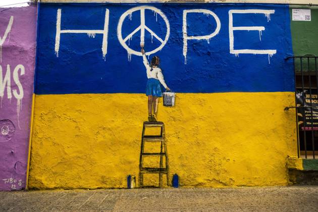 Bilder des Jahres 2022, News 05 Mai News Themen der Woche KW18 News Bilder des Tages May 2, 2022, Barcelona, Catalonia, Spain: A mural graffiti by Italian urban artist TVBoy , Salvatore Benintende, titled Hope depicting a little girl in front of the Ukrainian colors writing the word HOPE in protest to the ongoing Russian attacks Barcelona Spain - ZUMAo105 20220502_zap_o105_018 Copyright: xMatthiasxOesterlex
