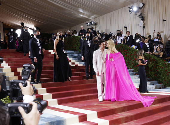 Entertainment Themen der Woche KW18 Entertainment Bilder des Tages Brooklyn Beckham and Nicola Peltz arrive on the red carpet for The Met Gala at The Metropolitan Museum of Art celebrating the Costume Institute opening of In America: An Anthology of Fashion in New York City on Monday, May 2, 2022.  NYP20220502263 JOHNxANGELILLO