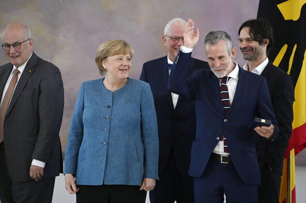 Bilder des Jahres 2022, Entertainment 05 Mai Entertainment Themen der Woche KW18 Entertainment Bilder des Tages Volker Kauder, Angela Merkel und Ulrich Matthes bei der Verleihung des Verdienstkreuzes 1. Klasse des Verdienstordens der Bundesrepublik Deutschland an Ulrich Matthes durch den Bundespräsidenten im Schloss Bellevue. Berlin, 03.05.2022