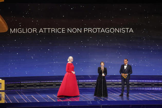 Verleihung des David di Donatello-Preises 2022 in Rom - Die Preisträger May 3, 2022, ROME, Italia: Italian actress Teresa Saponangelo at Cinecitta studios receives award for Best Supporting Actress for her role in E stata la mano di Dio during the 67th edition of the David di Donatello Awards, in Rome, Italy, 3 May 2022. ANSA GIUSEPPE LAMI ROME Italia - ZUMAa110 20220503_zaf_a110_004 Copyright: xGiuseppexLamix