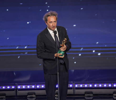 Verleihung des David di Donatello-Preises 2022 in Rom - Die Preisträger May 3, 2022, ROME, Italia: Italian filmmaker Paolo Sorrentino at Cinecitta studios receives award for Best Director for E stata la mano di Dio during the 67th edition of the David di Donatello Awards, in Rome, Italy, 3 May 2022. ANSA GIUSEPPE LAMI ROME Italia - ZUMAa110 20220503_zaf_a110_020 Copyright: xGiuseppexLamix