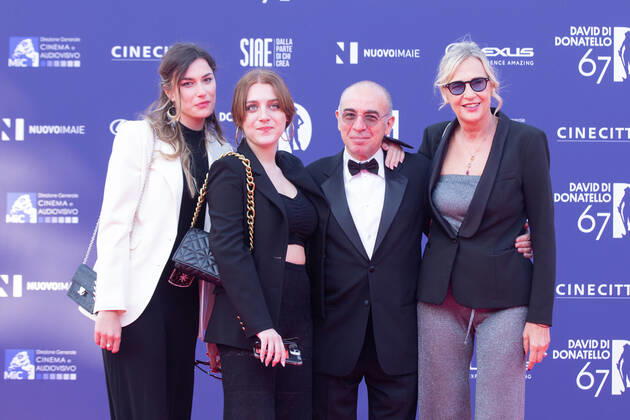 Verleihung des David di Donatello-Preises 2022 in Rom Italy: Red Carpet of David di Donatello 2022 Awards ceremony Giuseppe Tornatore with his wife Roberta Pacetti and his daughters attends the red carpet of David di Donatello 2022 awards ceremony in Rome Rome Italy Copyright: MatteoxNardone