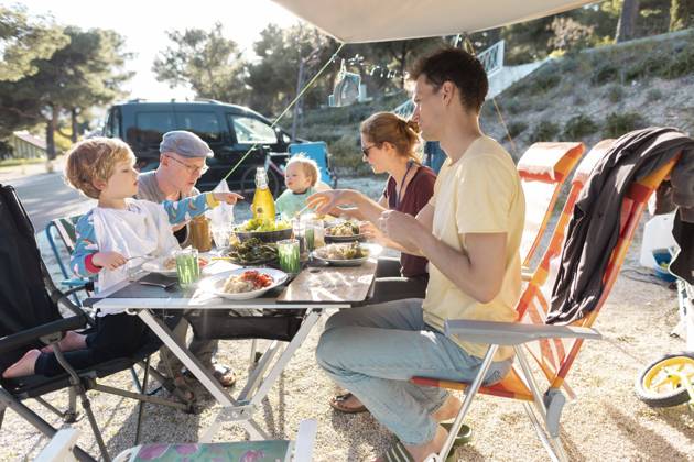 Thema: Familie mit Grossvater beim Camping Seget Vranjica Kroatien