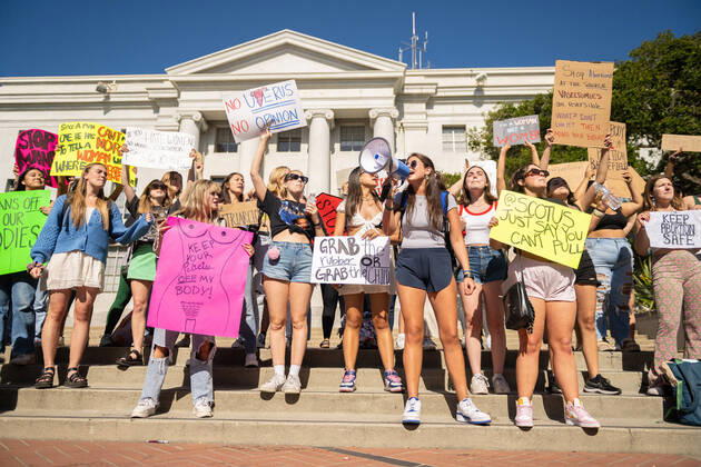 Bilder des Jahres 2022, News 05 Mai News Themen der Woche KW18 News Bilder des Tages May 4, 2022, Berkeley, California, United States: UC Berkeley Students protest on campus in response to leaked draft of the Supreme Court s opinion to overturn the Roe v. Wade on Wednesday May 4, 2022 in Berkeley, California. The Supreme Court is poised to strike down the right to abortion in the US, according to a leaked draft of a majority opinion that would shred nearly 50 years of constitutional protections. The draft, obtained by Politico, was written by Justice Samuel Alito, and has been circulated inside the conservative-dominated court, the news outlet reported. Politico stressed that the document it obtained is a draft and opinions could change. The court is expected to issue a decision by June. The draft opinion calls the landmark - ZUMAs181 20220504_zea_s181_025 Copyright: xImagespacex
