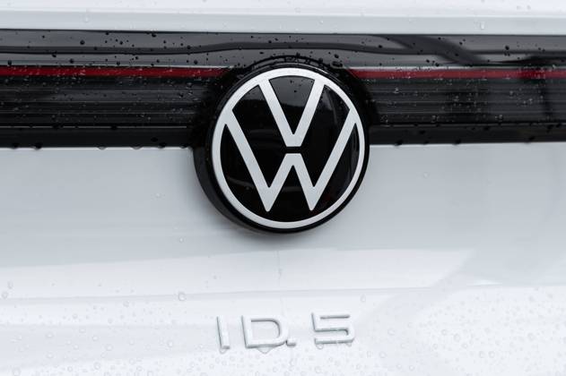 Ein ID 5 steht vor einem Autohaus. Villingen-Schwenningen Baden-Württemberg Deutschland