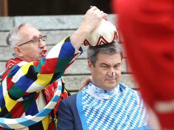 Bilder des Jahres 2022, News 05 Mai News Themen der Woche KW18 News Bilder des Tages Traditioneller Schäfflertanz im Garten der Bayerischen Staatskanzlei Dr. Markus Söder ( Soeder ) läßt die Schäffler im Garten der Staatskanzlei tanzen Markus Söder bekommt die Narrenkappe aufgesetzt, München Bayern Deutschland Garten der Staatskanzlei