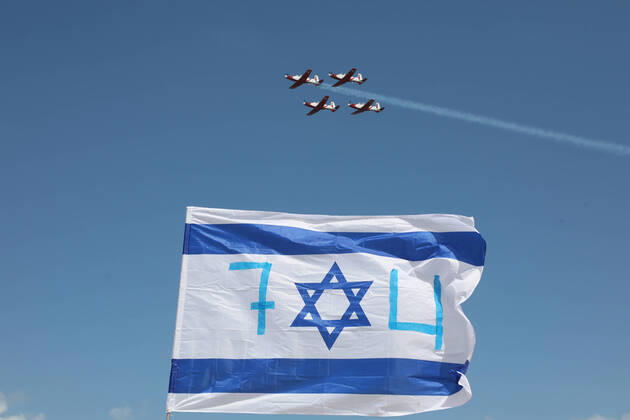 Bilder des Jahres 2022, News 05 Mai News Themen der Woche KW18 News Bilder des Tages (220505) -- TEL AVIV, May 5, 2022 -- Israeli Air Force aircraft perform during an air show celebrating Israel s 74th Independence Day in Tel Aviv, Israel, on May 5, 2022. Israelis joined a slew of national celebrations to mark the country s 74th Independence Day. This year s Independent Day began on Wednesday evening and will last till Thursday evening. ( via Xinhua) ISRAEL-TEL AVIV-INDEPENDENCE DAY-AIR SHOW GideonxMarkowicz JINI 