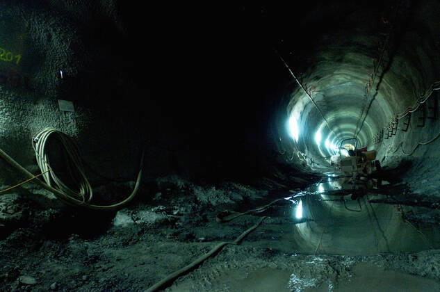 NEAT-ZWISCHENDURCHSTICH Blick in die Ost-Röhre des Gotthard-Basistunnels der Neuen Eisenbahn-Alpentransversale (NEAT) am Mittwoch (16.09.09) zwischen Erstfeld und Amsteg, wo der Durchstich eines 7,2 Kilometer langen Teilstücks erfolgt. Die AlpTransit Gotthard AG (ATG), eine Tochtergesellschaft der Schweizerischen Bundesbahnen mit Sitz in Luzern, ist verantwortlich für den Bau der Gotthardachse, dem Kernstück der NEAT. Uri Schweiz Suisse Svizzera Switzerland Copyright: Ex-PressxMarkusxFortex MFO20090916_018