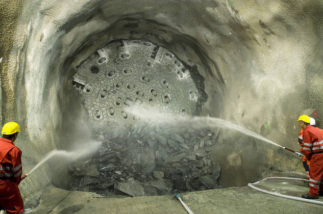 NEAT-ZWISCHENDURCHSTICH Eine Tunnelbohrmaschine frisst sich im Gotthard-Basistunnels der Neuen Eisenbahn-Alpentransversale (NEAT) am Mittwoch (16.09.09) zwischen Erstfeld und Amsteg durch den Fels, wo der Durchstich eines 7,2 Kilometer langen Teilstücks erfolgt. Die AlpTransit Gotthard AG (ATG), eine Tochtergesellschaft der Schweizerischen Bundesbahnen mit Sitz in Luzern, ist verantwortlich für den Bau der Gotthardachse, dem Kernstück der NEAT. Uri Schweiz Suisse Svizzera Switzerland Copyright: Ex-PressxMarkusxFortex MFO20090916_031
