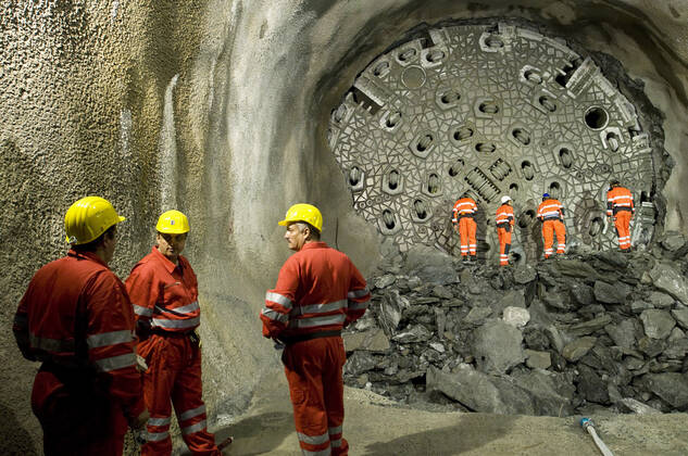NEAT-ZWISCHENDURCHSTICH Eine Tunnelbohrmaschine frisst sich im Gotthard-Basistunnels der Neuen Eisenbahn-Alpentransversale (NEAT) am Mittwoch (16.09.09) zwischen Erstfeld und Amsteg durch den Fels, wo der Durchstich eines 7,2 Kilometer langen Teilstücks erfolgt. Die AlpTransit Gotthard AG (ATG), eine Tochtergesellschaft der Schweizerischen Bundesbahnen mit Sitz in Luzern, ist verantwortlich für den Bau der Gotthardachse, dem Kernstück der NEAT. Uri Schweiz Suisse Svizzera Switzerland Copyright: Ex-PressxMarkusxFortex MFO20090916_033