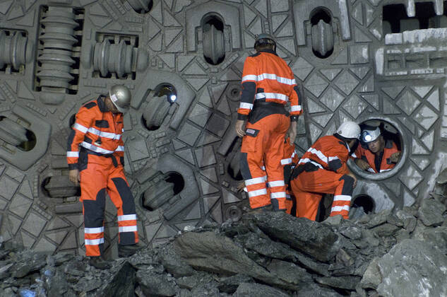 NEAT-ZWISCHENDURCHSTICH Mineure klettern im Gotthard-Basistunnels der Neuen Eisenbahn-Alpentransversale (NEAT) am Mittwoch (16.09.09) zwischen Erstfeld und Amsteg durch die Tunnelbohrmaschine, wo der Durchstich eines 7,2 Kilometer langen Teilstücks erfolgt. Die AlpTransit Gotthard AG (ATG), eine Tochtergesellschaft der Schweizerischen Bundesbahnen mit Sitz in Luzern, ist verantwortlich für den Bau der Gotthardachse, dem Kernstück der NEAT. Uri Schweiz Suisse Svizzera Switzerland Copyright: Ex-PressxMarkusxFortex MFO20090916_034
