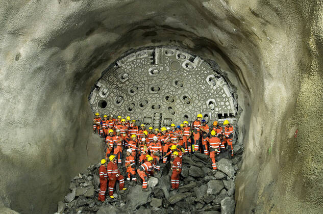 NEAT-ZWISCHENDURCHSTICH Mineure und die Tunnelpatin mit einer Statue der Heiligen Barbara im Gotthard-Basistunnels der Neuen Eisenbahn-Alpentransversale (NEAT) am Mittwoch (16.09.09) zwischen Erstfeld und Amsteg vor derTunnelbohrmaschine, wo der Durchstich eines 7,2 Kilometer langen Teilstücks erfolgt. Die AlpTransit Gotthard AG (ATG), eine Tochtergesellschaft der Schweizerischen Bundesbahnen mit Sitz in Luzern, ist verantwortlich für den Bau der Gotthardachse, dem Kernstück der NEAT. Uri Schweiz Suisse Svizzera Switzerland Copyright: Ex-PressxMarkusxFortex MFO20090916_036