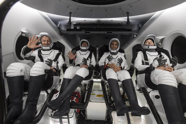 News Bilder des Tages May 6, 2022, Tampa, FL, United States of America: SpaceX Crew-3 astronauts inside the SpaceX Crew Dragon Endurance spacecraft after recovery onboard the SpaceX Shannon recovery ship in the Gulf of Mexico May 6, 2022 off the coast of Tampa, Florida. Sitting left to right are: ESA astronaut Matthias Maurer, NASA astronauts Tom Marshburn, Raja Chari, and Kayla Barron. Tampa United States of America - ZUMAp138 20220506_zaa_p138_006 Copyright: xAubreyxGemignani Nasax