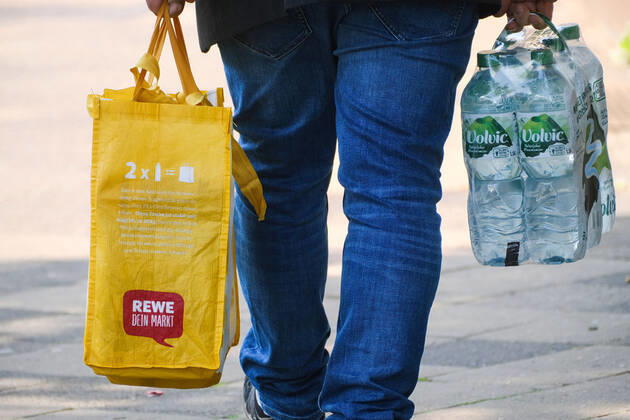 Düsseldorf 06.05.2022 Rewe Lebensmittel Discounter Supermarkt Einkaufstasche Plastiktasche Volvic Mineralwasser Trinkwasser Sechserpack PET-Flaschen Düsseldorf Nordrhein-Westfalen Deutschland