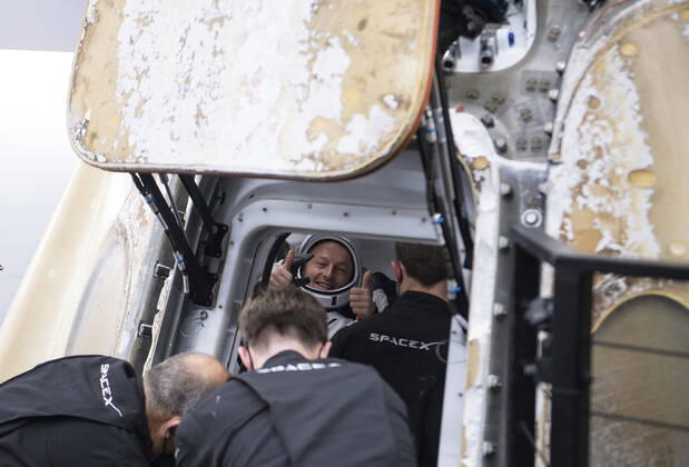 May 6, 2022, Tampa, FL, United States of America: ESA astronaut Matthias Maurer gives a thumb up from inside the capsule moments after splashdown in the SpaceX Crew Dragon Endurance spacecraft on the Shannon recovery ship in the Gulf of Mexico May 6, 2022 off the coast of Tampa, Florida. The capsule carried NASA SpaceX Crew-3 astronauts Raja Chari, Kayla Barron, Tom Marshburn, and ESA astronaut Matthias Maurer back to earth from 177-days aboard the International Space Station. Tampa United States of America - ZUMAp138 20220506_zaa_p138_012 Copyright: xAubreyxGemignani Nasax