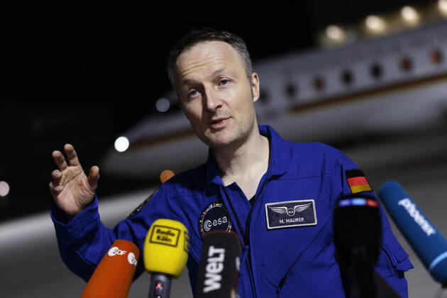 Der deutsche Astronaut Matthias Maurer kehrt nach seinem Einsatz auf der Internationalen Raumstation (ISS) zurück nach Deutschland. Der Astronaut der europäischen Raumfahrtagentur ESA war der zwölfte Deutsche im Kosmos. Am frühen Samstagmorgen landete seine Maschine im militärischen Teil des Flughafen Köln-Bonn. Köln, 07.05.2022 NRW Deutschland Copyright: xChristophxHardtx