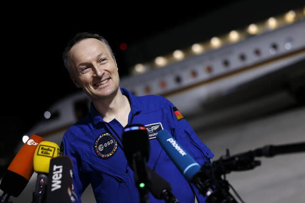 Der deutsche Astronaut Matthias Maurer kehrt nach seinem Einsatz auf der Internationalen Raumstation (ISS) zurück nach Deutschland. Der Astronaut der europäischen Raumfahrtagentur ESA war der zwölfte Deutsche im Kosmos. Am frühen Samstagmorgen landete seine Maschine im militärischen Teil des Flughafen Köln-Bonn. Köln, 07.05.2022 NRW Deutschland Copyright: xChristophxHardtx