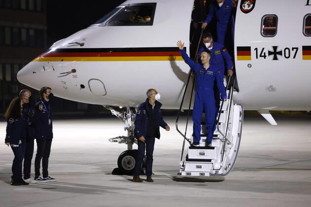 Der deutsche Astronaut Matthias Maurer kehrt nach seinem Einsatz auf der Internationalen Raumstation (ISS) zurück nach Deutschland. Der Astronaut der europäischen Raumfahrtagentur ESA war der zwölfte Deutsche im Kosmos. Am frühen Samstagmorgen landete seine Maschine im militärischen Teil des Flughafen Köln-Bonn. Köln, 07.05.2022 NRW Deutschland Copyright: xChristophxHardtx