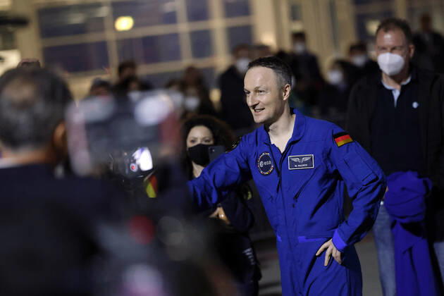 Der deutsche Astronaut Matthias Maurer kehrt nach seinem Einsatz auf der Internationalen Raumstation (ISS) zurück nach Deutschland. Der Astronaut der europäischen Raumfahrtagentur ESA war der zwölfte Deutsche im Kosmos. Am frühen Samstagmorgen landete seine Maschine im militärischen Teil des Flughafen Köln-Bonn. Köln, 07.05.2022 NRW Deutschland Copyright: xChristophxHardtx