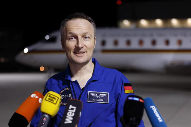 Der deutsche Astronaut Matthias Maurer kehrt nach seinem Einsatz auf der Internationalen Raumstation (ISS) zurück nach Deutschland. Der Astronaut der europäischen Raumfahrtagentur ESA war der zwölfte Deutsche im Kosmos. Am frühen Samstagmorgen landete seine Maschine im militärischen Teil des Flughafen Köln-Bonn. Köln, 07.05.2022 NRW Deutschland Copyright: xChristophxHardtx