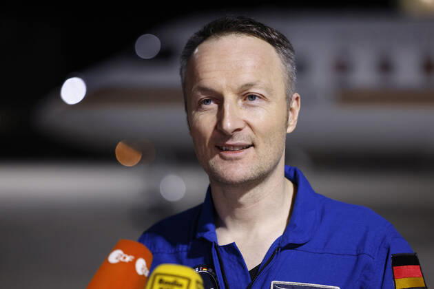 Der deutsche Astronaut Matthias Maurer kehrt nach seinem Einsatz auf der Internationalen Raumstation (ISS) zurück nach Deutschland. Der Astronaut der europäischen Raumfahrtagentur ESA war der zwölfte Deutsche im Kosmos. Am frühen Samstagmorgen landete seine Maschine im militärischen Teil des Flughafen Köln-Bonn. Köln, 07.05.2022 NRW Deutschland Copyright: xChristophxHardtx