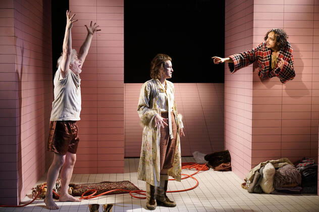 Bilder des Jahres 2022, Entertainment 05 Mai Entertainment Themen der Woche KW18 Entertainment Bilder des Tages Peter Rene Lüdicke, Birgit Unterweger und Caner Sunar bei der Fotoprobe zum Theaterstück Die vier letzten Dinge in der Box im Deutschen Theater. Berlin, 06.05.2022