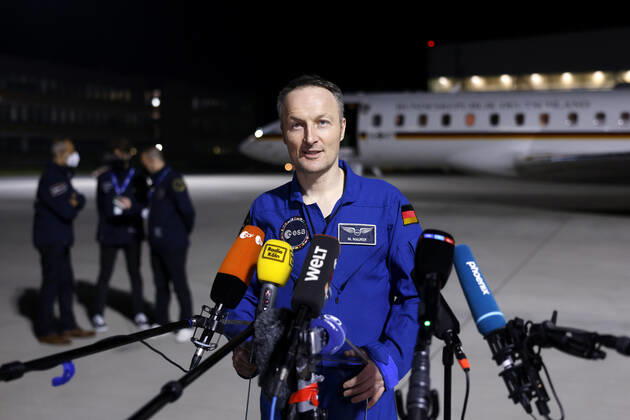 Der deutsche Astronaut Matthias Maurer kehrt nach seinem Einsatz auf der Internationalen Raumstation (ISS) zurück nach Deutschland. Der Astronaut der europäischen Raumfahrtagentur ESA war der zwölfte Deutsche im Kosmos. Am frühen Samstagmorgen landete seine Maschine im militärischen Teil des Flughafen Köln-Bonn. Köln, 07.05.2022 NRW Deutschland Copyright: xChristophxHardtx
