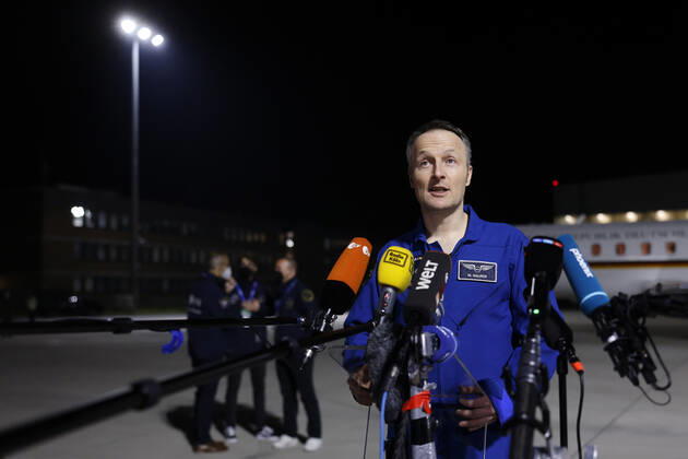 Der deutsche Astronaut Matthias Maurer kehrt nach seinem Einsatz auf der Internationalen Raumstation (ISS) zurück nach Deutschland. Der Astronaut der europäischen Raumfahrtagentur ESA war der zwölfte Deutsche im Kosmos. Am frühen Samstagmorgen landete seine Maschine im militärischen Teil des Flughafen Köln-Bonn. Köln, 07.05.2022 NRW Deutschland Copyright: xChristophxHardtx