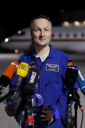 Der deutsche Astronaut Matthias Maurer kehrt nach seinem Einsatz auf der Internationalen Raumstation (ISS) zurück nach Deutschland. Der Astronaut der europäischen Raumfahrtagentur ESA war der zwölfte Deutsche im Kosmos. Am frühen Samstagmorgen landete seine Maschine im militärischen Teil des Flughafen Köln-Bonn. Köln, 07.05.2022 NRW Deutschland Copyright: xChristophxHardtx