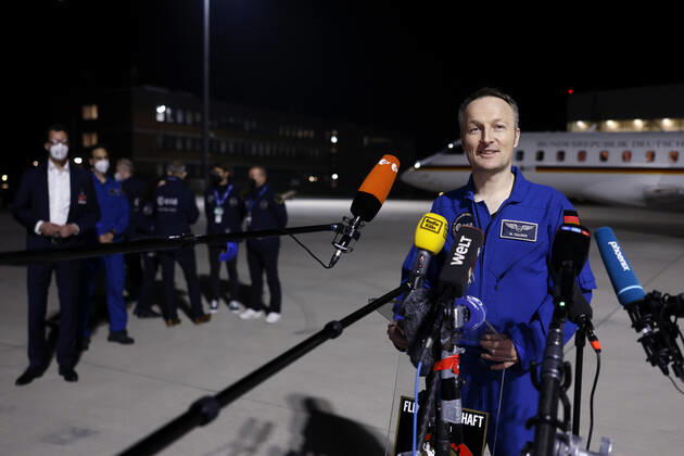 Der deutsche Astronaut Matthias Maurer kehrt nach seinem Einsatz auf der Internationalen Raumstation (ISS) zurück nach Deutschland. Der Astronaut der europäischen Raumfahrtagentur ESA war der zwölfte Deutsche im Kosmos. Am frühen Samstagmorgen landete seine Maschine im militärischen Teil des Flughafen Köln-Bonn. Köln, 07.05.2022 NRW Deutschland Copyright: xChristophxHardtx