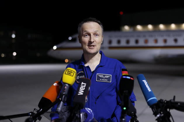 Der deutsche Astronaut Matthias Maurer kehrt nach seinem Einsatz auf der Internationalen Raumstation (ISS) zurück nach Deutschland. Der Astronaut der europäischen Raumfahrtagentur ESA war der zwölfte Deutsche im Kosmos. Am frühen Samstagmorgen landete seine Maschine im militärischen Teil des Flughafen Köln-Bonn. Köln, 07.05.2022 NRW Deutschland Copyright: xChristophxHardtx