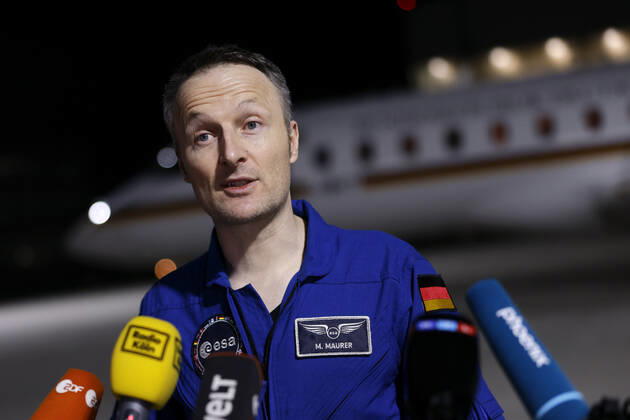 Der deutsche Astronaut Matthias Maurer kehrt nach seinem Einsatz auf der Internationalen Raumstation (ISS) zurück nach Deutschland. Der Astronaut der europäischen Raumfahrtagentur ESA war der zwölfte Deutsche im Kosmos. Am frühen Samstagmorgen landete seine Maschine im militärischen Teil des Flughafen Köln-Bonn. Köln, 07.05.2022 NRW Deutschland Copyright: xChristophxHardtx