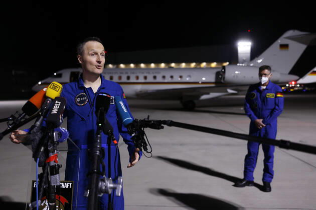 Der deutsche Astronaut Matthias Maurer kehrt nach seinem Einsatz auf der Internationalen Raumstation (ISS) zurück nach Deutschland. Der Astronaut der europäischen Raumfahrtagentur ESA war der zwölfte Deutsche im Kosmos. Am frühen Samstagmorgen landete seine Maschine im militärischen Teil des Flughafen Köln-Bonn. Köln, 07.05.2022 NRW Deutschland Copyright: xChristophxHardtx