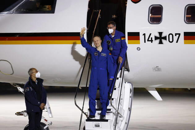 Der deutsche Astronaut Matthias Maurer kehrt nach seinem Einsatz auf der Internationalen Raumstation (ISS) zurück nach Deutschland. Der Astronaut der europäischen Raumfahrtagentur ESA war der zwölfte Deutsche im Kosmos. Am frühen Samstagmorgen landete seine Maschine im militärischen Teil des Flughafen Köln-Bonn. Köln, 07.05.2022 NRW Deutschland Copyright: xChristophxHardtx