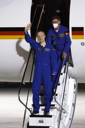 Der deutsche Astronaut Matthias Maurer kehrt nach seinem Einsatz auf der Internationalen Raumstation (ISS) zurück nach Deutschland. Der Astronaut der europäischen Raumfahrtagentur ESA war der zwölfte Deutsche im Kosmos. Am frühen Samstagmorgen landete seine Maschine im militärischen Teil des Flughafen Köln-Bonn. Köln, 07.05.2022 NRW Deutschland Copyright: xChristophxHardtx